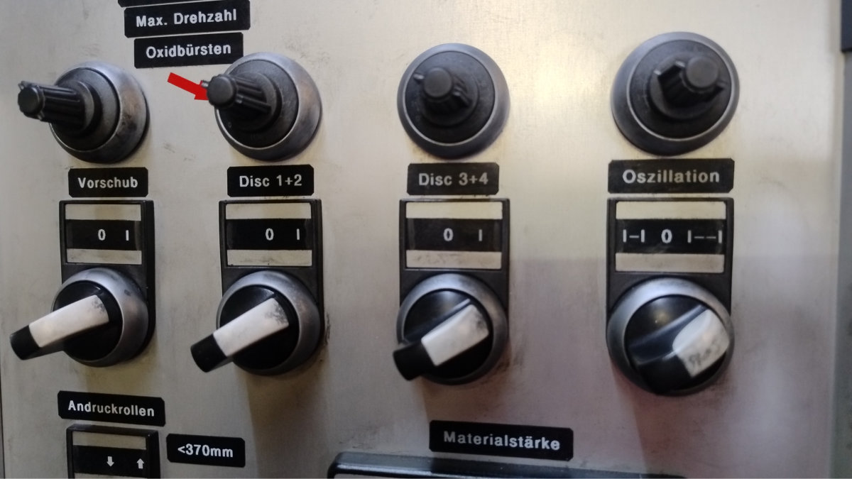 Mit unserer Durchlaufanlage bearbeiten wir durch vollautomatisches Gleitschleifen die Oberflächen hergestellter Metallteile